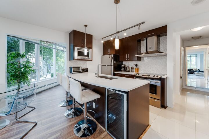Property Photo:  689 Abbott Street 301  BC V6B 0J2 
