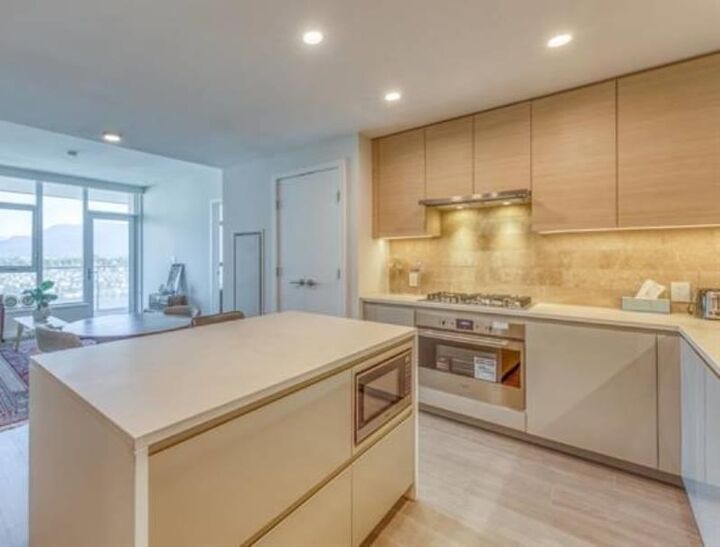 Property Photo:  2108 Gilmore Avenue 5111  BC V5C 0N8 