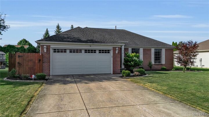 Property Photo:  43 Woodgate Drive  NY 14086 