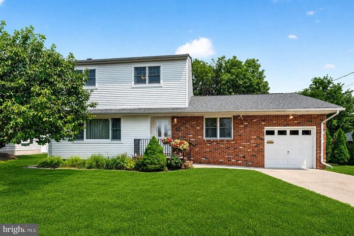Property Photo:  9 Ashford Drive  NJ 08610 