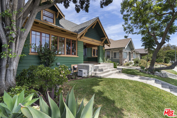 Property Photo: 2093 W 28th St CA 90018