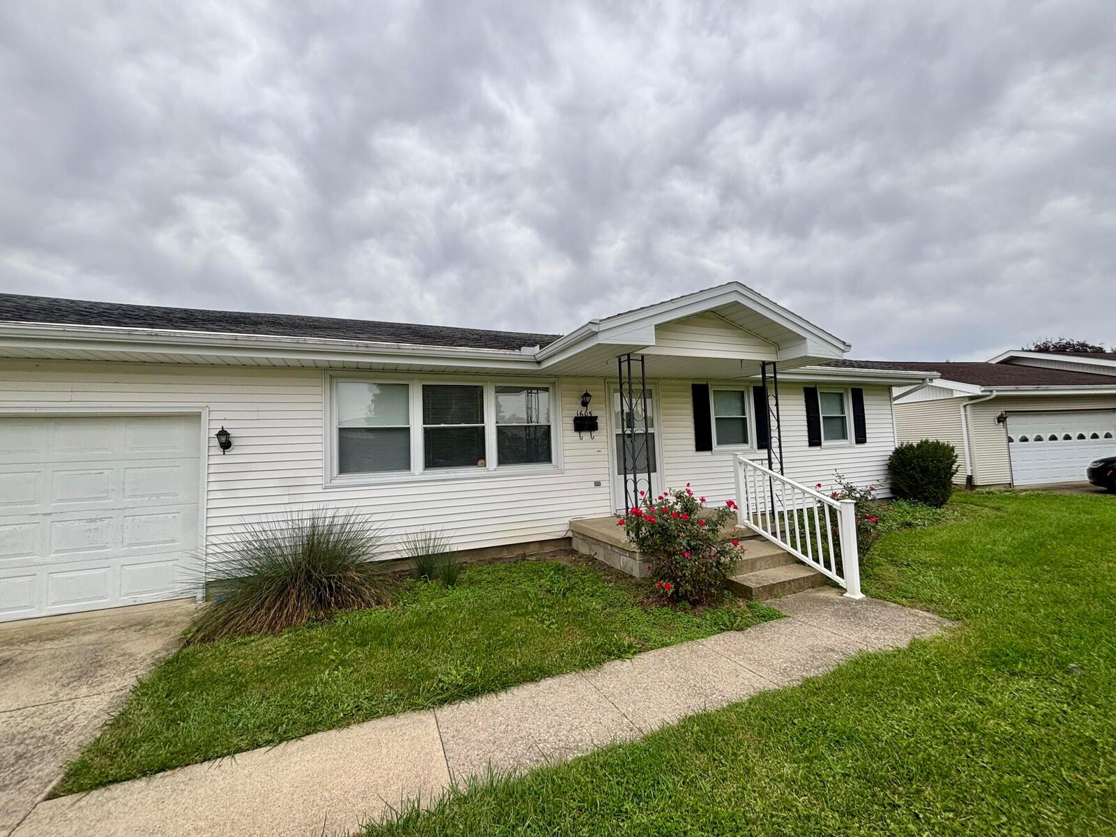Property Photo: 1605 Sunset Drive OH 43160