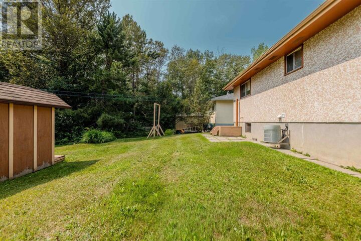 Property Photo:  283 Carl Ave E  ON P7B 4Z6 
