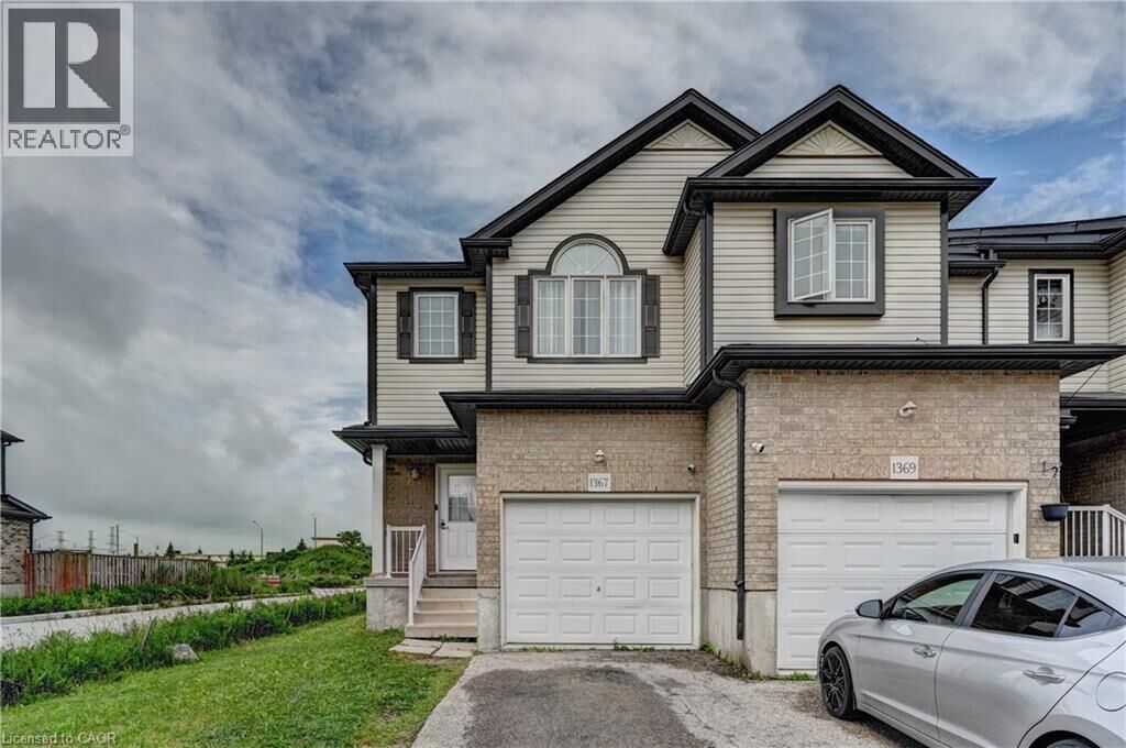 Property Photo: 1367 Countrystone Drive East ON N2N 3R8