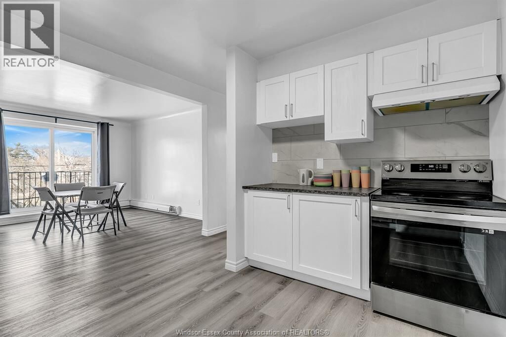 Property Photo:  2136 Wyandotte Street West 32  ON N9B 1J9 
