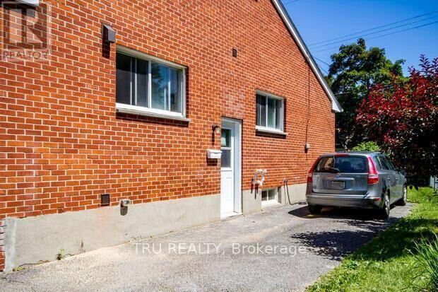 Property Photo:  2430 Iris Street B  ON K2C 1C6 