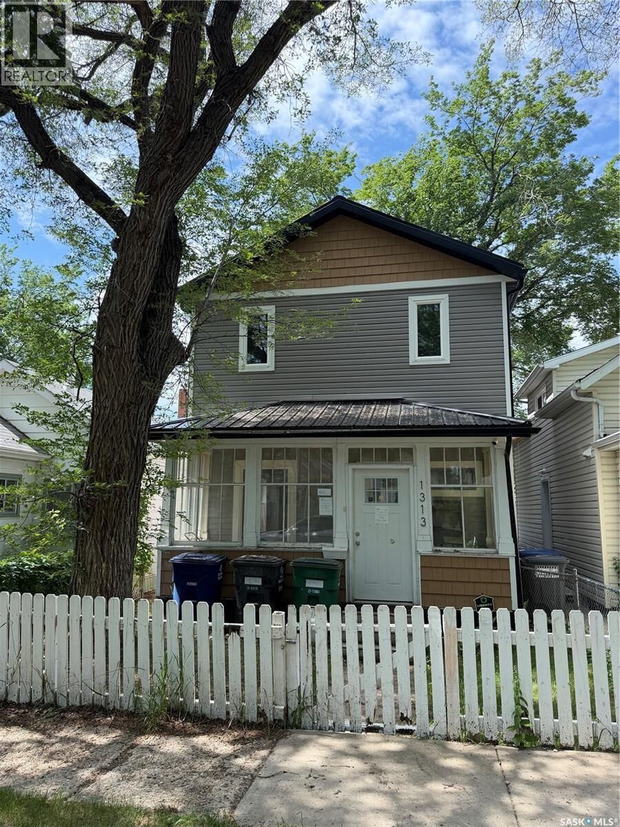 Property Photo: 1313 G Avenue N SK S7L 2A6
