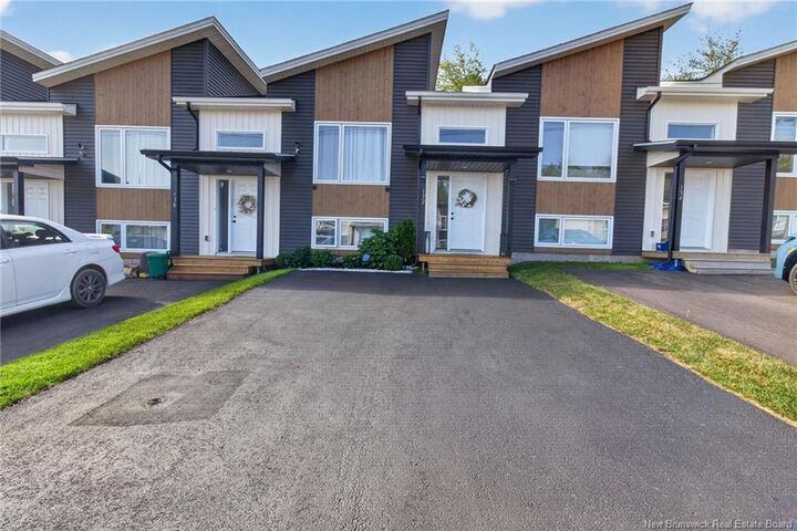 132 Donat Crescent — photo 1