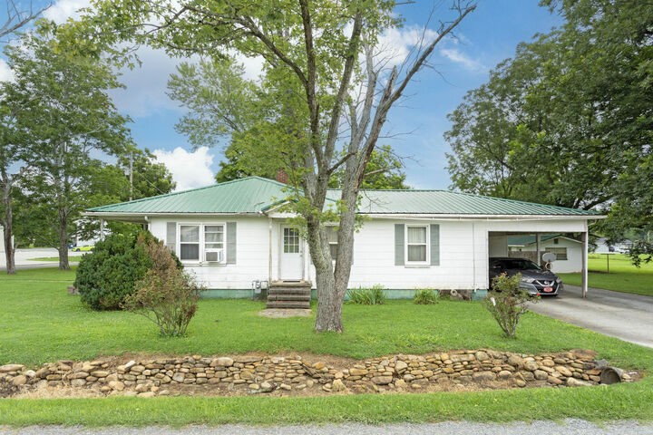 Property Photo: 469 Cash Street TN 37381