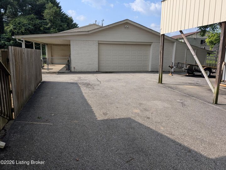Property Photo:  7804 E Manslick Rd  KY 40228 