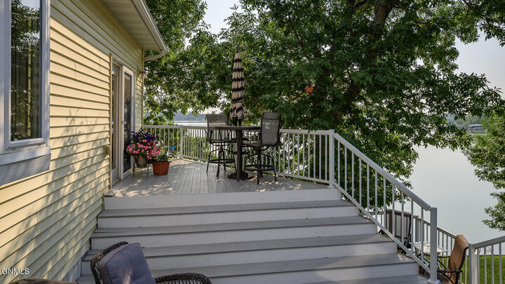 Property Photo:  784 8P Avenue NW  ND 58559 