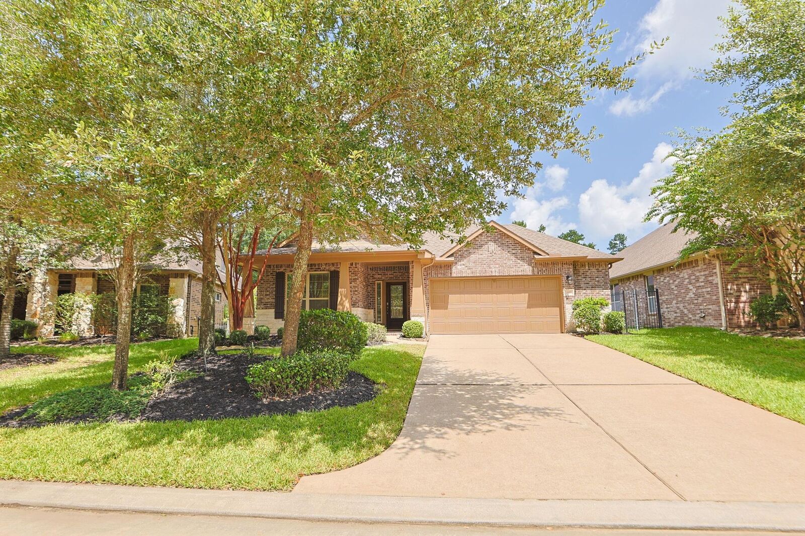 Property Photo:  147 W Wading Pond Circle  TX 77375 