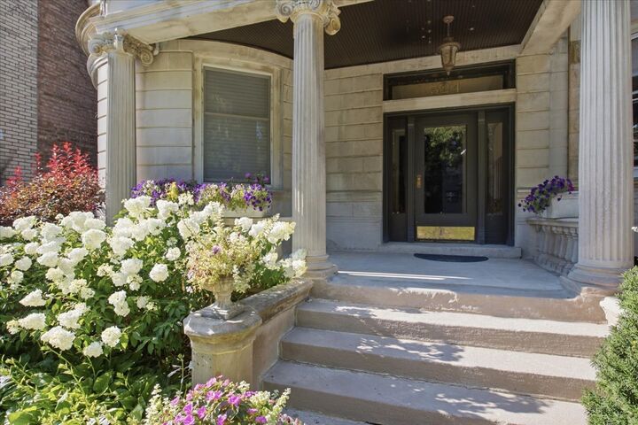 Property Photo:  524 W Oakdale Avenue 2  IL 60657 