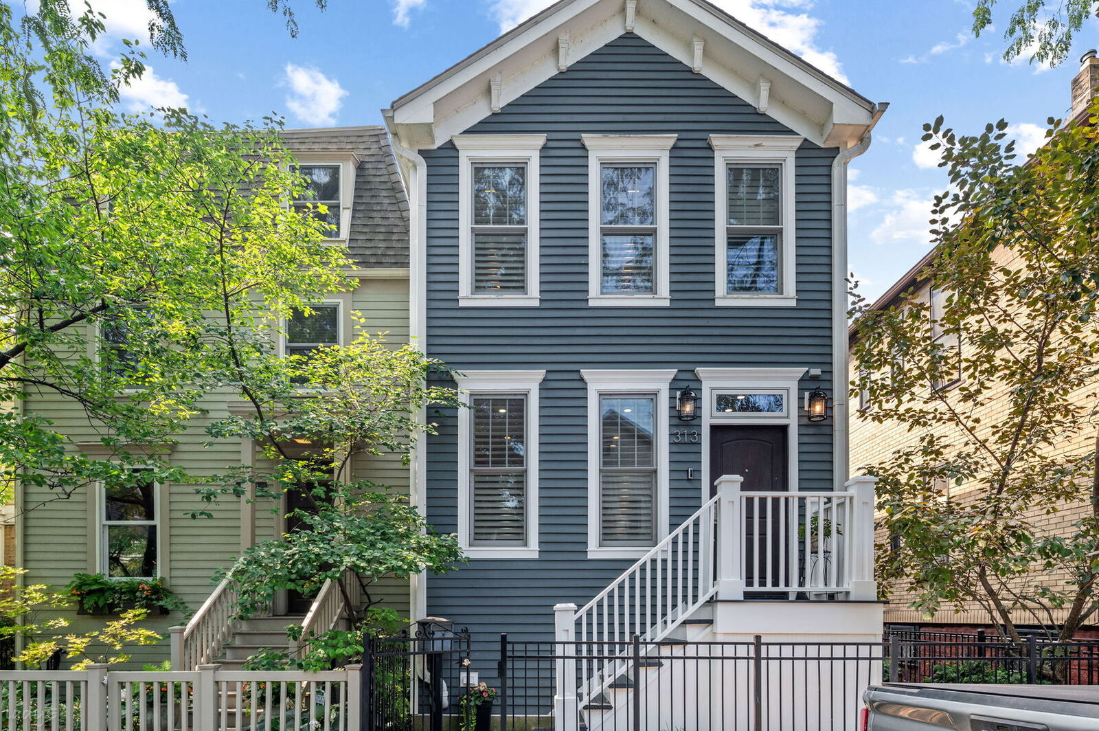 Property Photo: 313 W Concord Place IL 60614