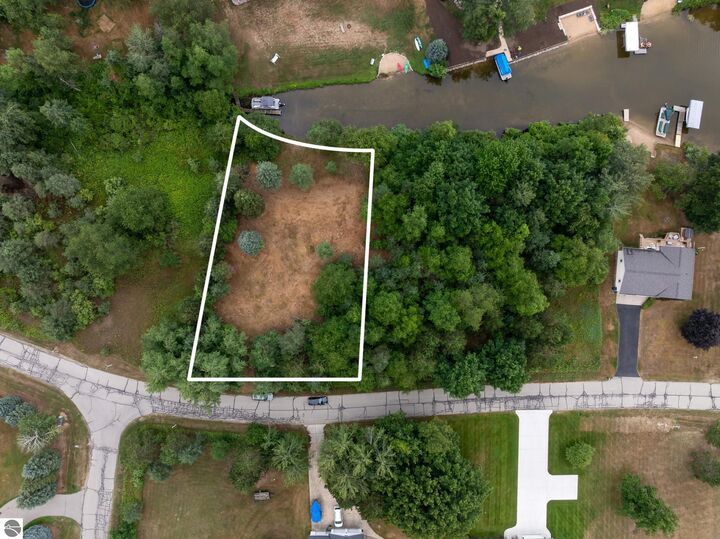 Property Photo:  1009 Cantabrian Drive  MI 48893 
