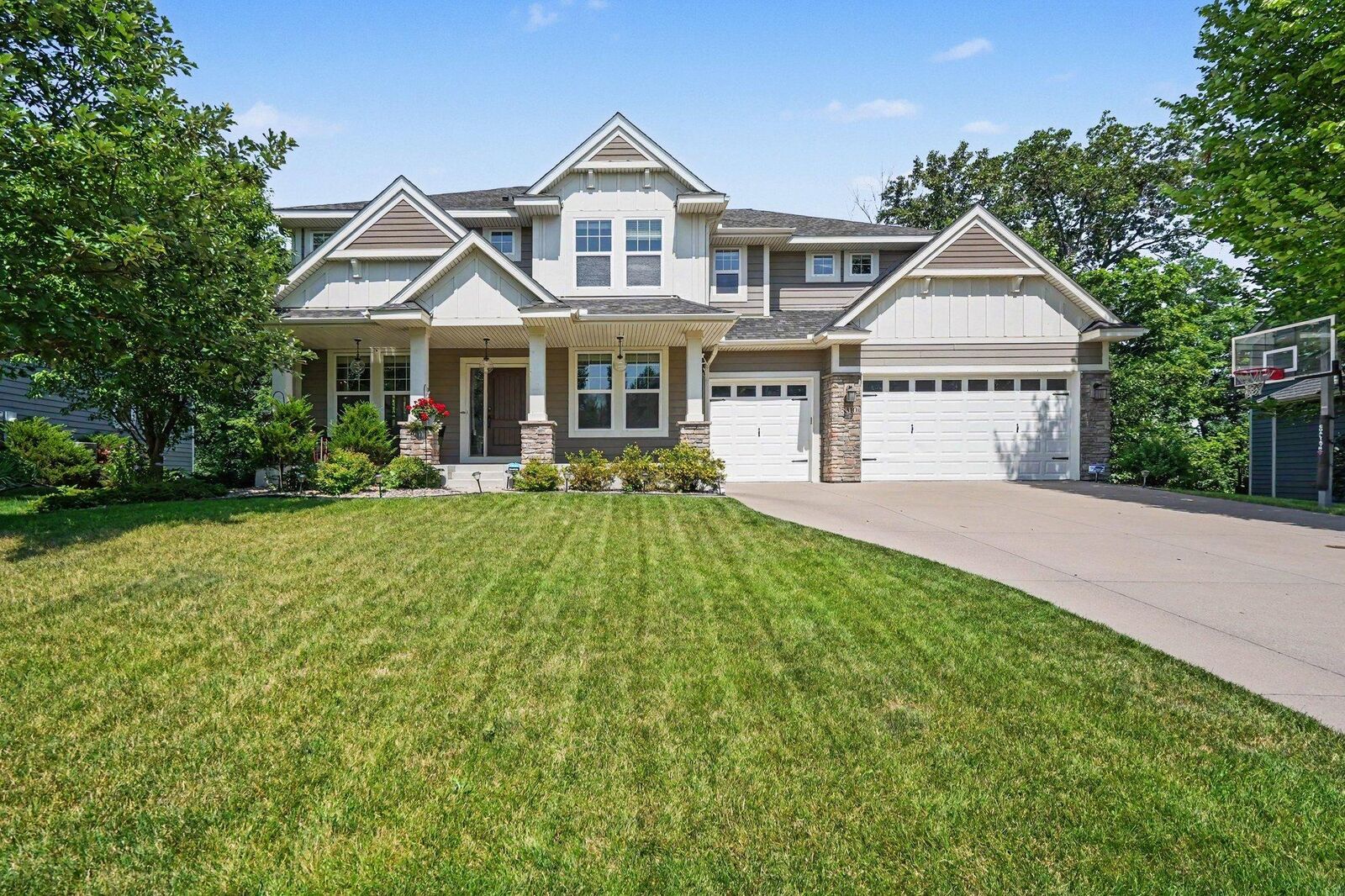 Property Photo:  5310 Black Oaks Lane N  MN 55446 