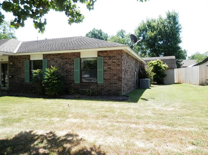Property Photo:  2915 Parkwood Drive  AR 72756 
