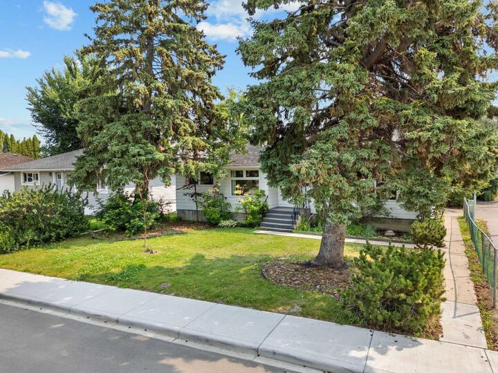 Property Photo:  4715 43A Avenue  AB T4N 3G9 
