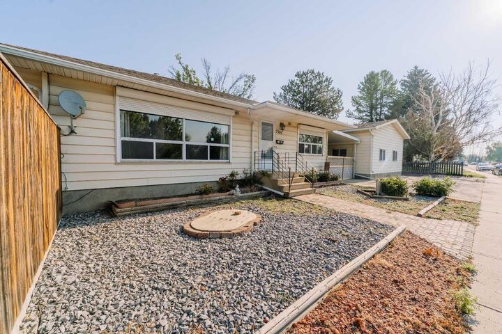 Property Photo:  2305 7 Avenue N  AB T1H 0Z2 
