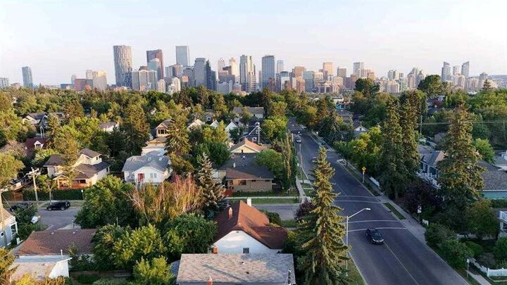Property Photo:  1402 4 Street NW  AB T2M 2Y9 