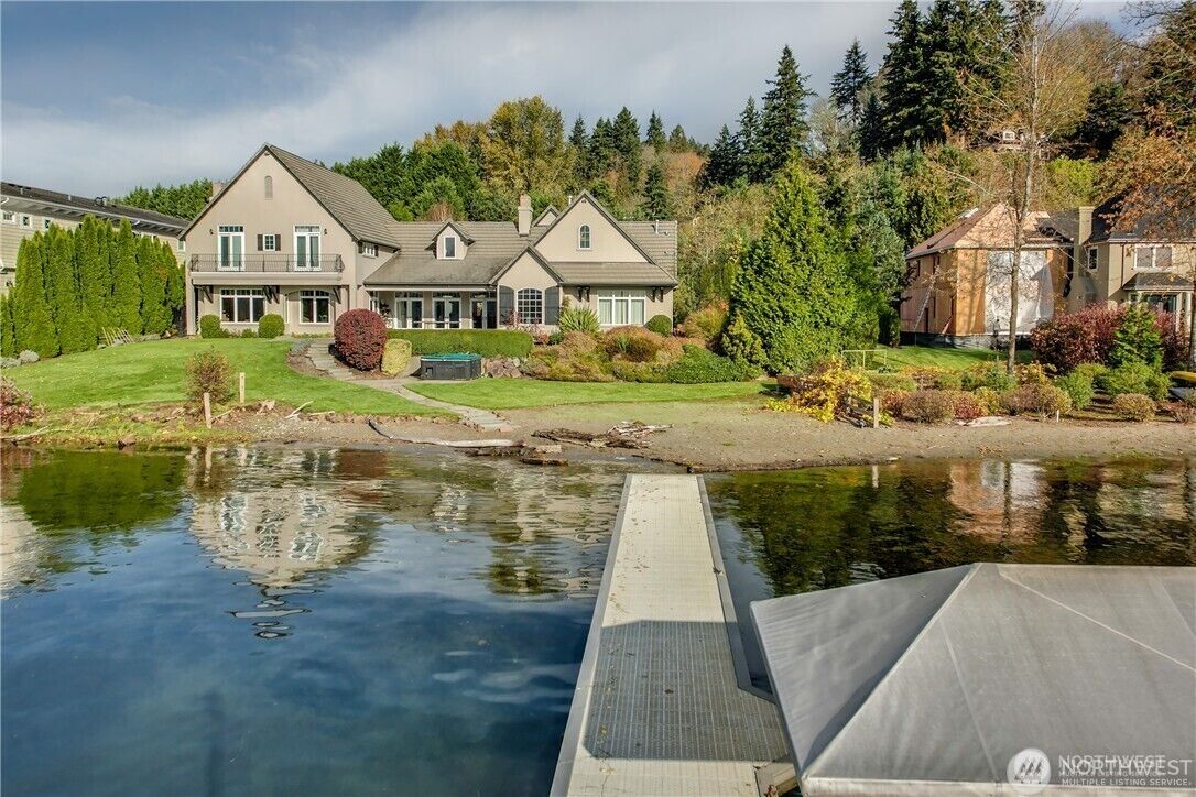 Property Photo: 4209 W Lake Sammamish Parkway SE WA 98075