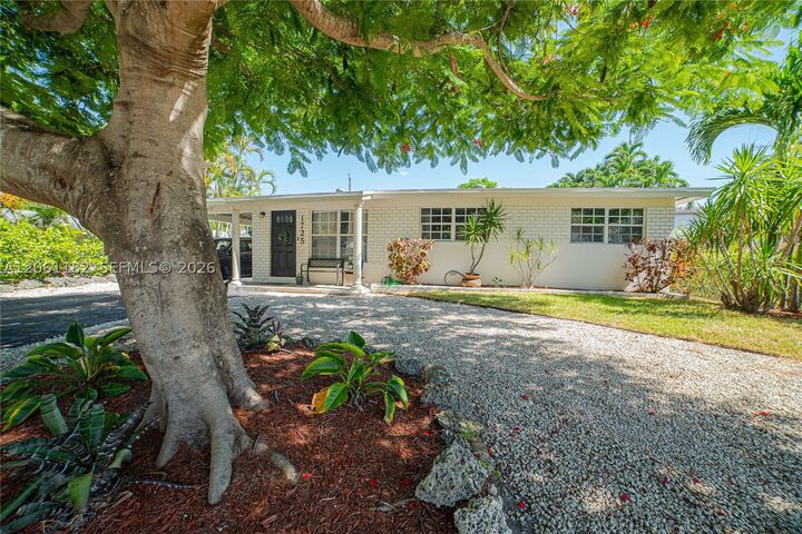 Property Photo:  1725 SW 30th St  FL 33315 