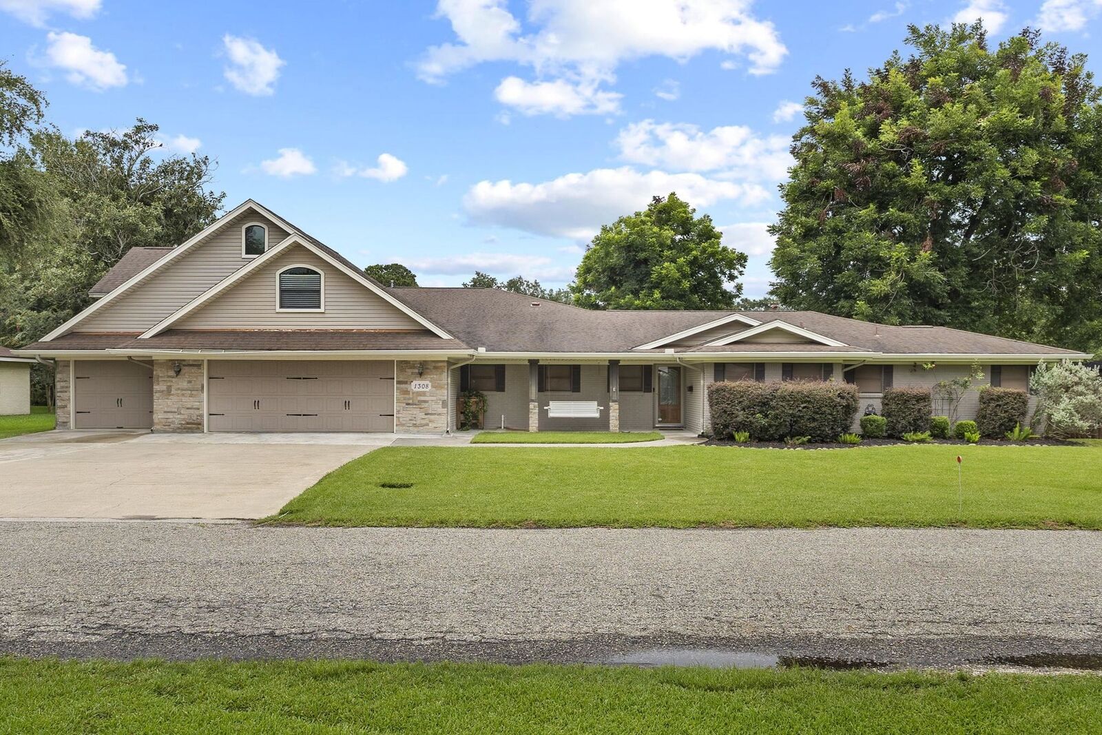 Property Photo: 1308 Boyd Ave TX 77651