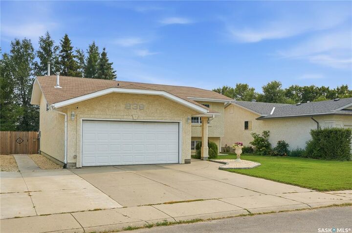 Property Photo:  239 Manning Crescent  SK S7L 6J3 