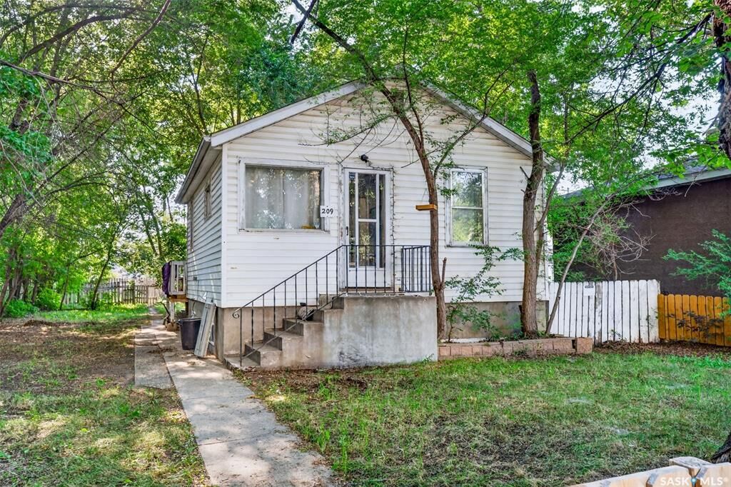 Property Photo:  209 V Avenue S  SK S7M 3E2 
