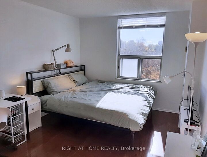20 Edgecliff Golfway 1008 — photo 1