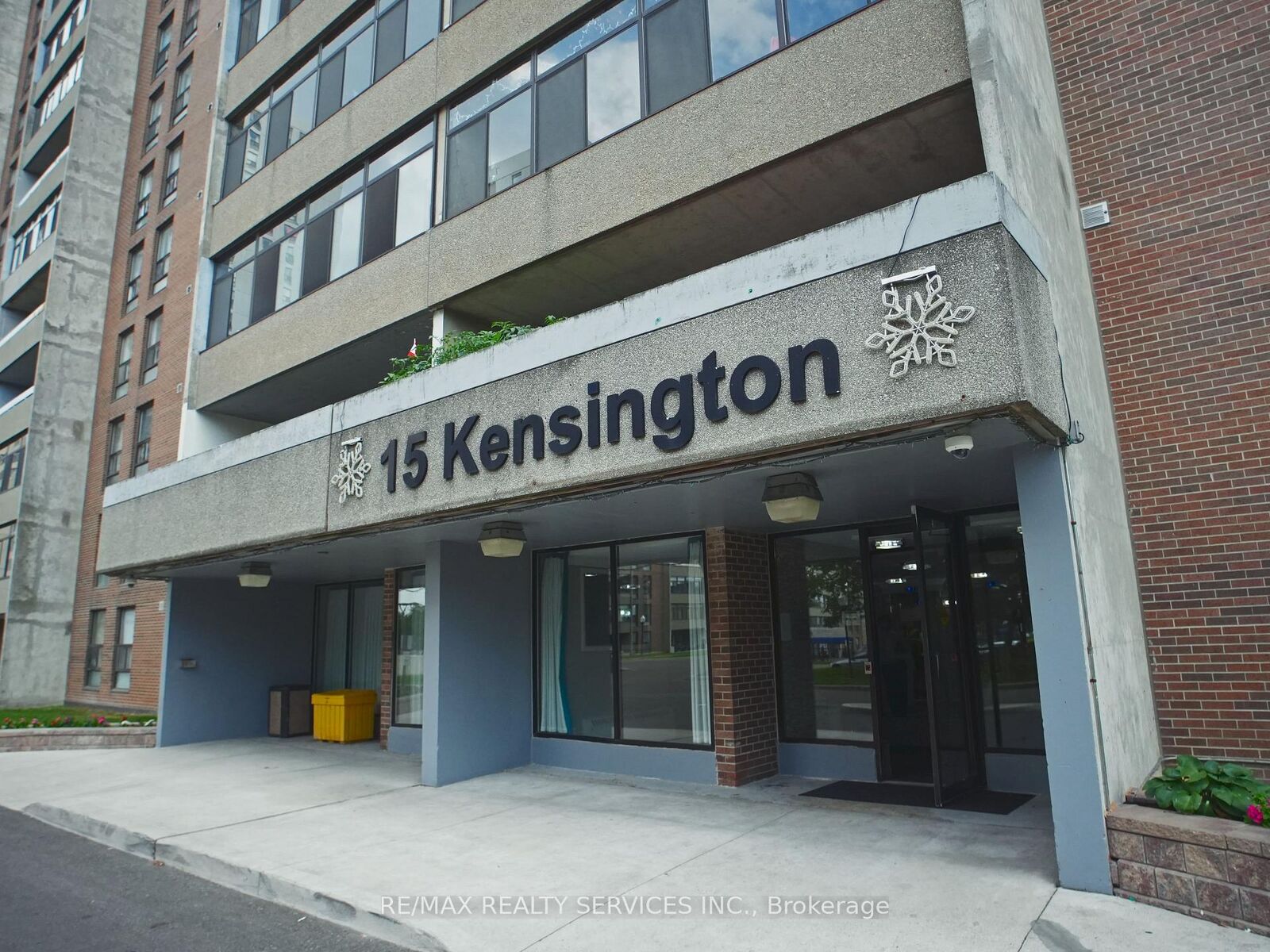 Property Photo:  15 Kensington Road E 1901  ON L6T 3W2 