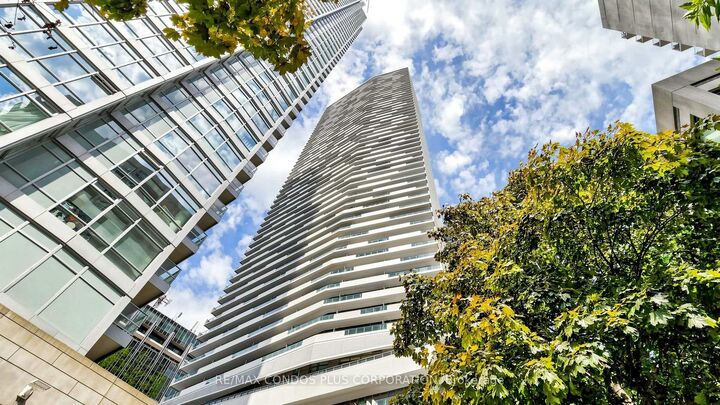 Property Photo: 2221 Yonge Street 506 ON M4S 0B8