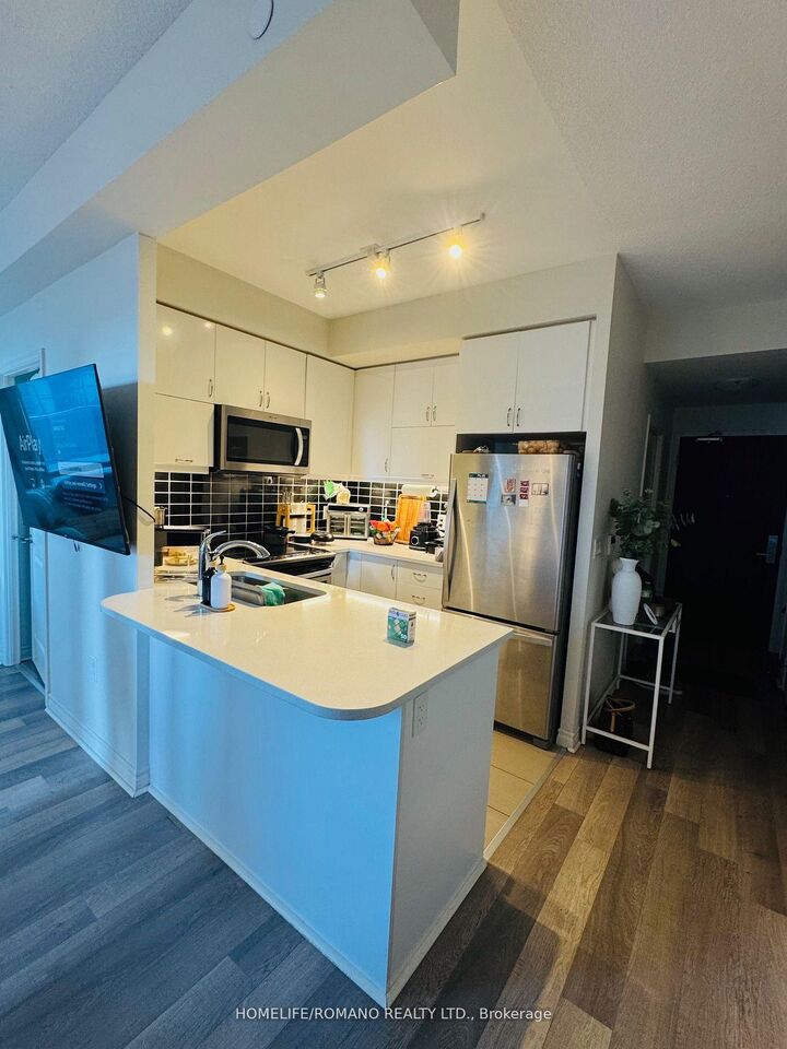 Property Photo: 39 Annie Craig Drive 605 ON M8V 0H1