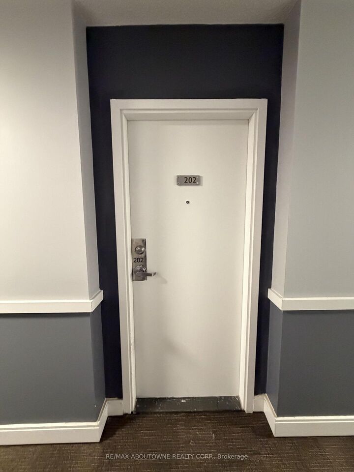 Property Photo:  147 Wellington Street W 202  ON L4G 2N9 