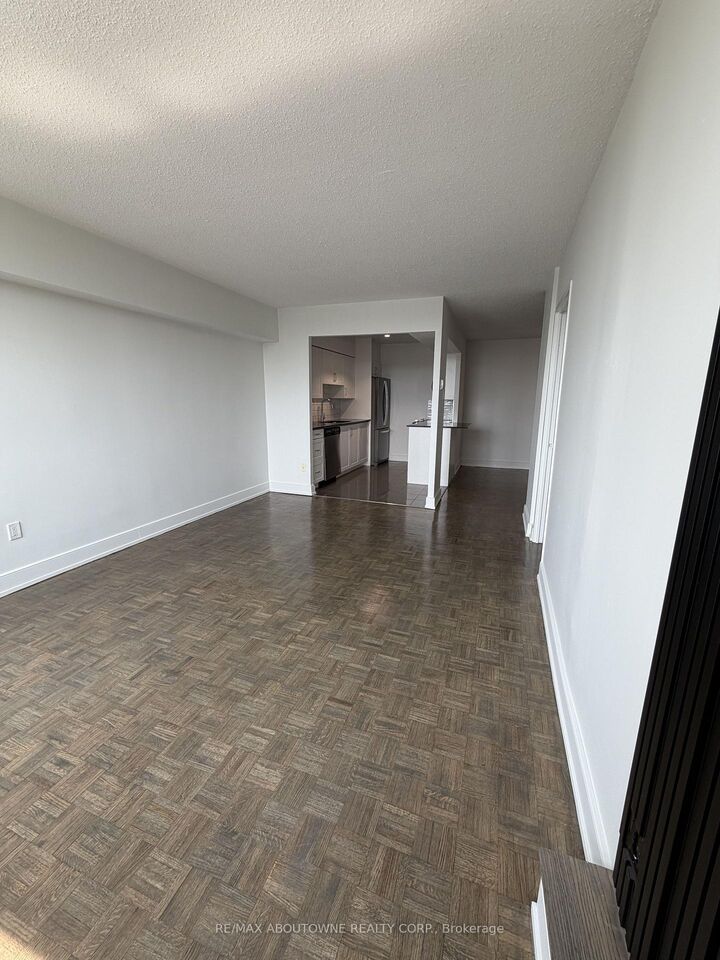 Property Photo: 147 Wellington Street W 614 ON L4G 2N9