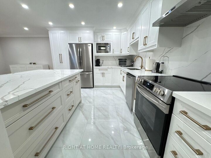 Property Photo:  716 The West Mall N/A 1507  ON M9C 4X6 