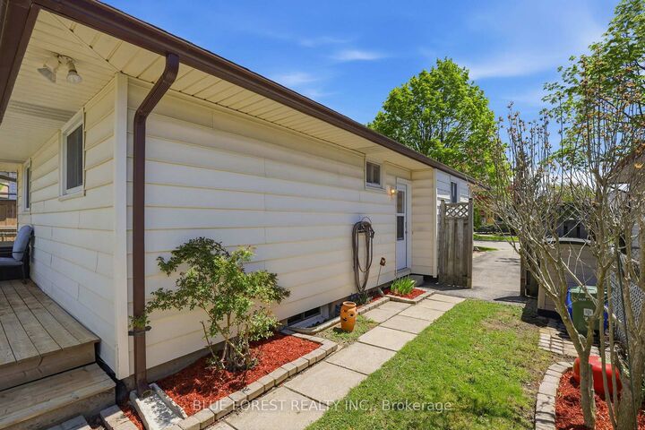 Property Photo:  93 Nicholas Crescent  ON N6E 2E8 
