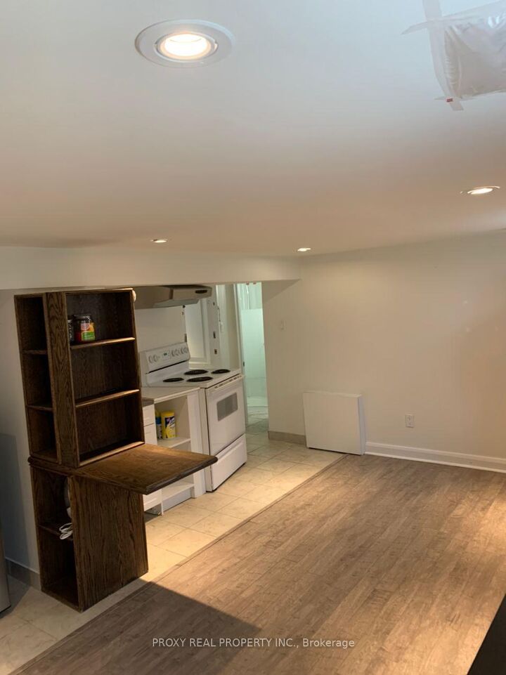 Property Photo:  39 Winston Park Boulevard Bachelor  ON M3K 1C1 