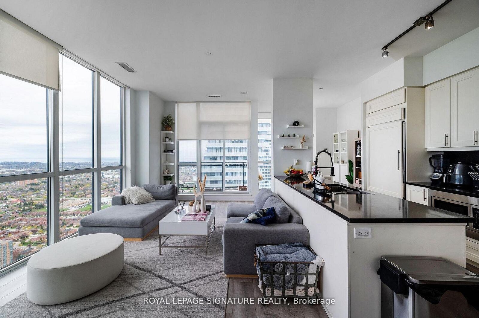 Property Photo:  4011 Brickstone Mews Ph4  ON L5B 0G3 