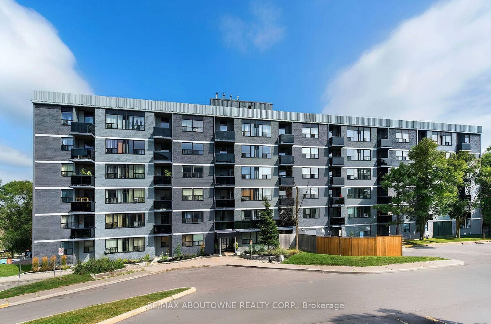 Property Photo: 145 Wellington Street W 306 ON L4G 2N9