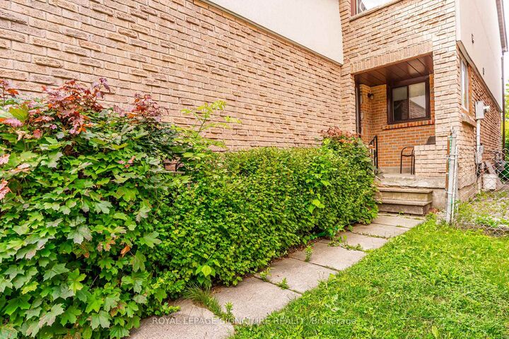 Property Photo: 4040 Silverhaze Road ON L4W 3K1
