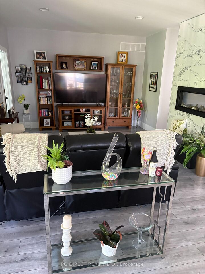 Property Photo: 16 Woodstream Drive W ON P1H 0B7