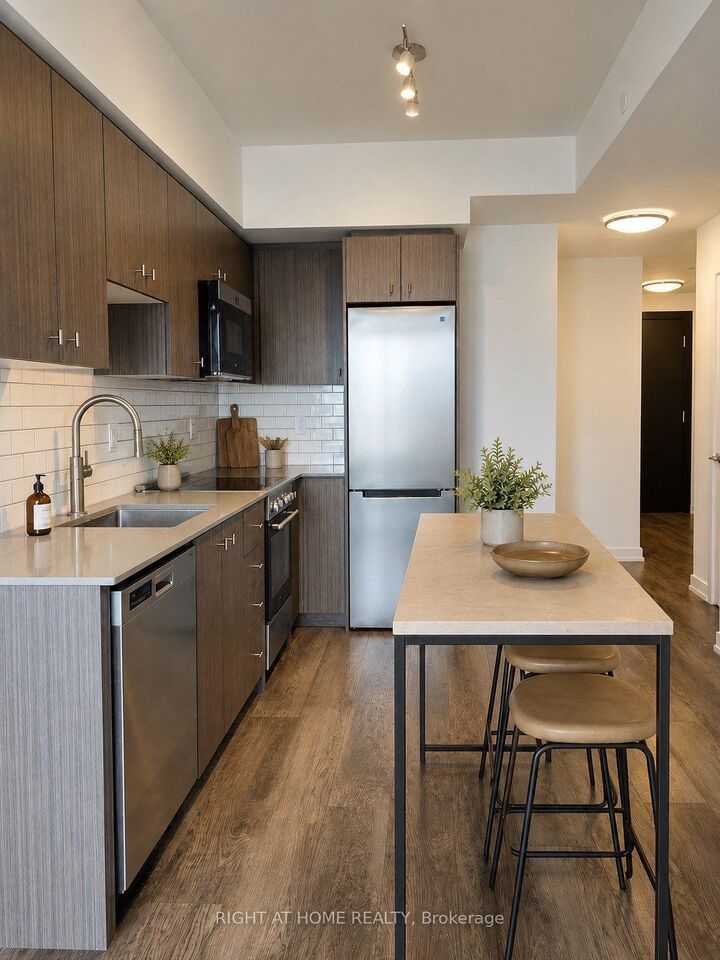 Property Photo:  15 Wellington Street S 1804  ON N2G 0E4 