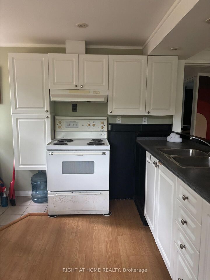 Property Photo:  28 Baker Lane  ON M4M 1S2 