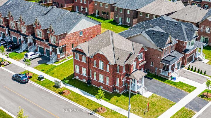 Property Photo:  647 Fleetwood Drive  ON L1K 2V7 