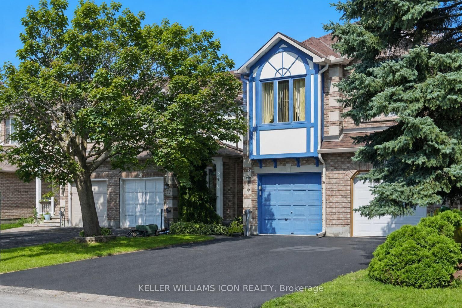 Property Photo: 15 Locheland Crescent ON K2G 6H2
