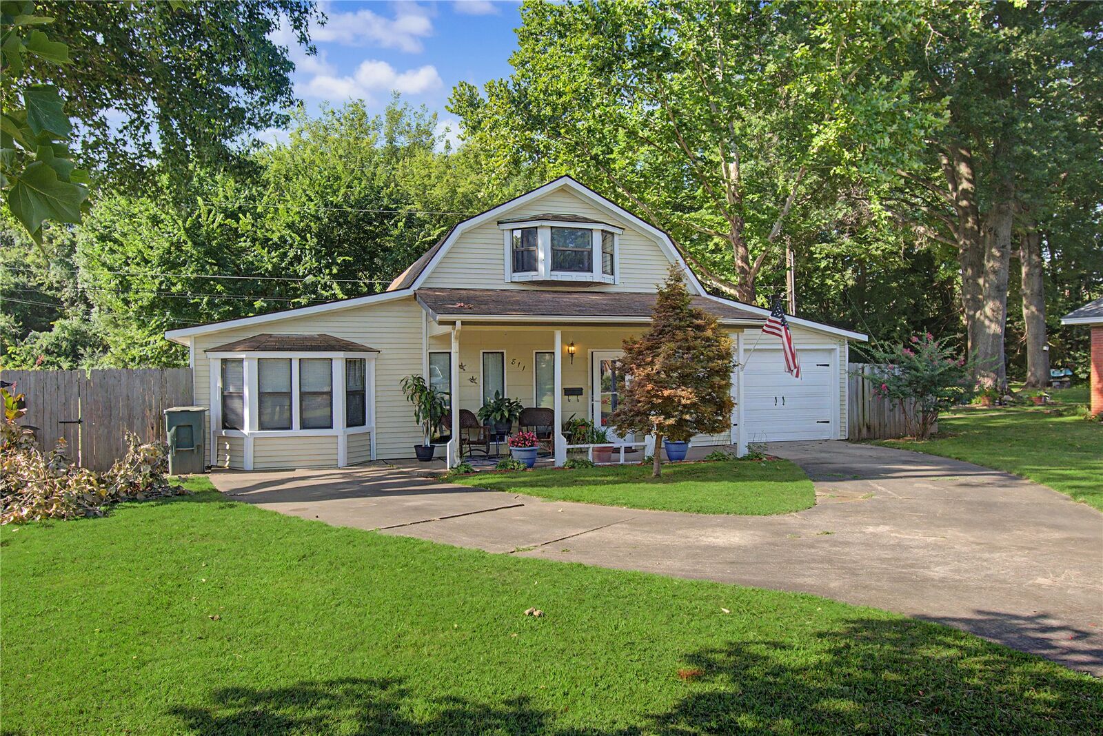 Property Photo:  811 W Downing Street  OK 74464 