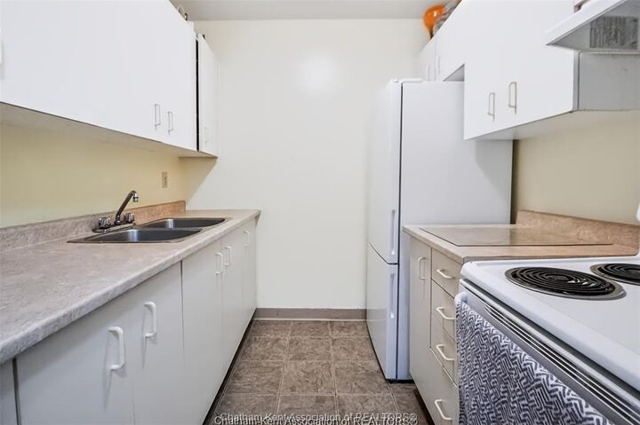 Property Photo: 130 Park Avenue East 404 ON N7M 3V6