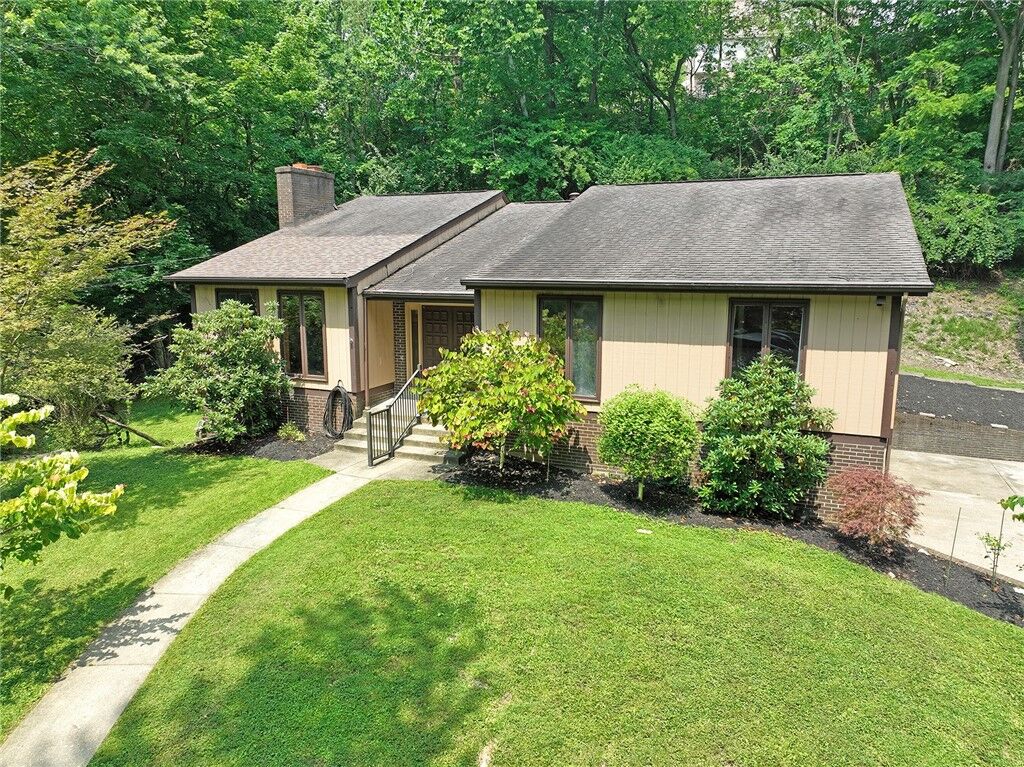 Property Photo: 986 Segar Rd PA 15243