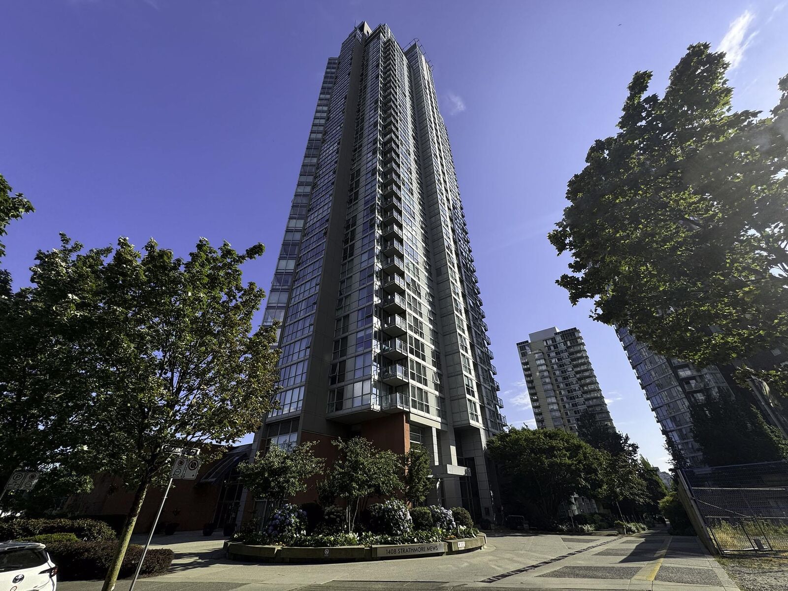Property Photo: 1408 Strathmore Mews 1606 BC V6Z 3A9